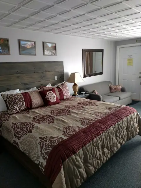 King and Pull-out Couch 101 at Scenic Inn