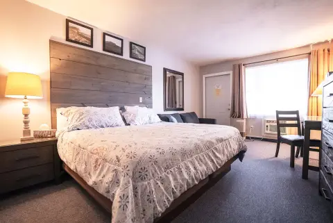 King and Pull-out Couch 206 at Scenic Inn